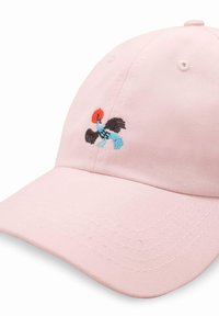 Jasnoróżowa czapka baseballowa wykonana z bawełny, z wielokolorowym haftowanym wzorem homara z przodu. Regulowany pasek z tyłu.