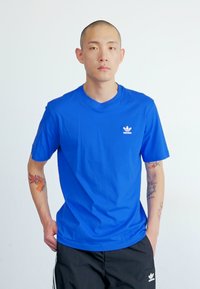 adidas Originals ESSENTIAL TEE - Βασικό μπλουζάκι - blue
