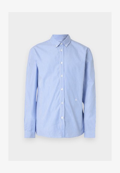 Blå- og hvidstribet skjorte med knapper foran, klassisk krave, lange ærmer og hvide knapper; lavet af glat stof med let tekstur.