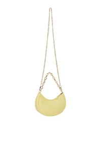 Gelbe, strukturierte Handtasche in Halbmondform. Verfügt über einen goldenen Kettenriemen und eine kleine Öffnung an der Oberseite. Minimalistisches Design ohne sichtbare Hardware.
