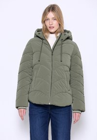 Hooded puffer-jacka i olivgrön med chevron-quiltat mönster, dragkedjestängning och justerbara dragsko vid huvan.