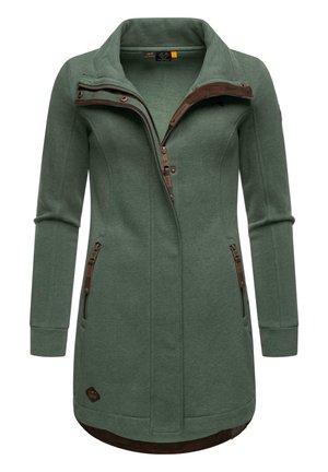 Longue veste verte zippée avec col montant, accents de fermeture éclair marron, deux poches avant zippées et manches longues.