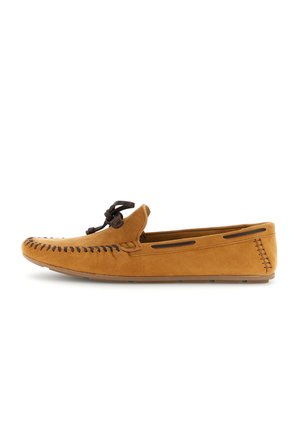 Ręcznie wykonany zamszowy mokasyn z czarną kokardą z sznurowadłem i przeszyciami, płaską gumową podeszwą i wsuwanym fasonem.