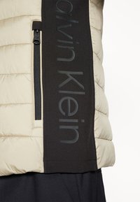 Calvin Klein SIDE LOGO VEST - Liemenė - eucalyptus