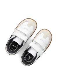 Witte sneakers met een suede accent, voorzien van een dubbele klittenbandsluiting, ronde teen en rubberen zool, gelabeld met het Puma-logo.