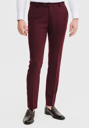 Burgundowe spodnie o dopasowanym kroju wykonane z teksturowanej tkaniny, z talią z guzikowym zapięciem i wyraźnymi zagięciami.