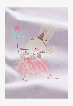 Lyse lilla stof med en tegneserie-kanin i en lyserød kjole og vinger, der holder en tryllestav med en stjerne. Kaninen har en kegleformet hat.