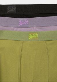 Tre par af herre boxershorts med sorte, lavendel og olivengrønne bånd. Blødt materiale med logo-detaljer på hver talje.