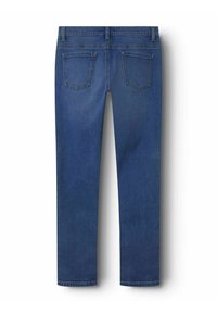 Jeans de mezclilla azul oscuro con corte recto, que cuentan con dos bolsillos traseros y detalles de costura mínimos. Textura suave y diseño clásico.