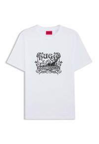 Witte katoenen t-shirt met een zwart grafisch ontwerp met de tekst "HUGO" en sierlijke bloemaccenten. Korte mouwen en een ronde halslijn.