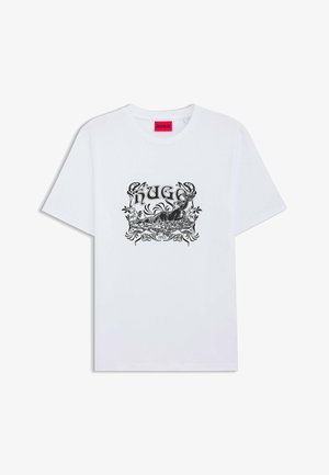 Biała bawełniana koszulka z krótkim rękawem, z okrągłym dekoltem, z czarnym wzorem graficznym zawierającym napis "HUGO" oraz ornamentowymi akcentami kwiatowymi.