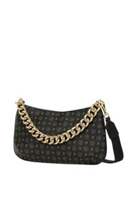 Borsa nera con motivo logo ripetuto, tracolla in catena dorata e una tracolla in tessuto nero regolabile. Texture liscia e silhouette curva.