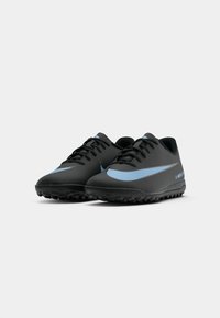 Mustad mustrennijate jalatsid mustas värvuses, millel on helesinine swoosh. Jalatsitel on sile ülemine materjal ja tekstuuriga kummist tallaosa haardevuse tagamiseks. Nöörid on standardsed.