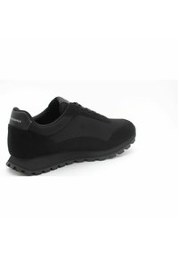 Czarne buty sportowe z siateczki i zamszu o teksturowanej powierzchni, z gumową podeszwą i sznurowanym zapięciem. Akcentowane logo na pięcie.