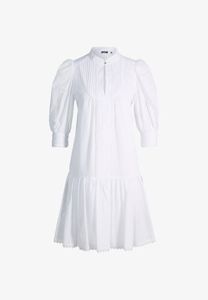 Biała sukienka do kolan z bufkami na rękawach do ćwiartki, wysokim kołnierzem, plisowanym przednim panelem oraz koronkową lamówką na mankietach i na dole.