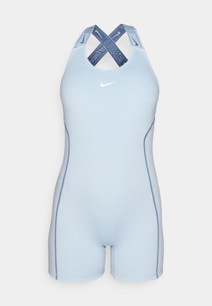 Bodysuit de sport bleu clair avec un col rond et des bretelles croisées dans le dos. Présente des coutures contrastantes en bleu marine et un petit logo blanc sur la poitrine.
