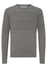 Maglione grigio a maglia con pannelli orizzontali testurizzati sul petto e sulle braccia superiori, con polsini, orlo e scollo rotondo a costine.