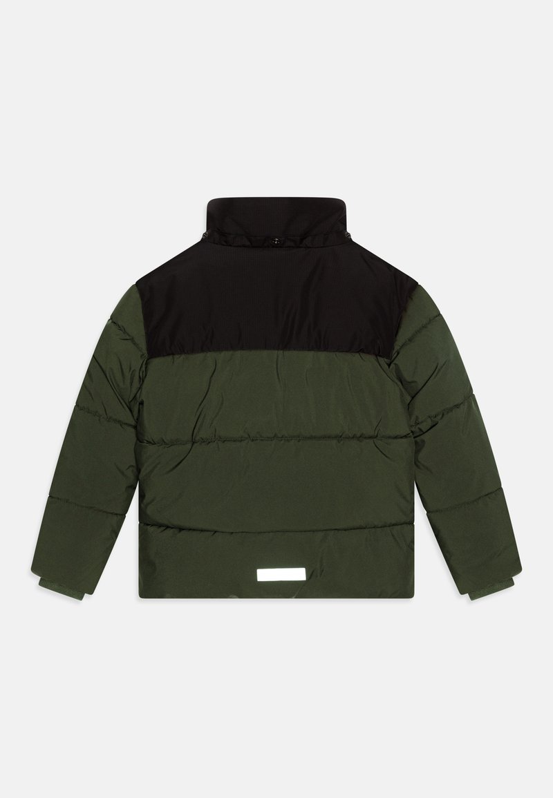 De pufferjack bevat een donkergroene body met een zwarte bovenkant, een hoge kraag en een reflecterende accent op de achterkant.