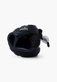 Maniglia in gomma navy con superficie testurizzata, cinturino regolabile e meccanismo di bloccaggio trasparente per un uso sicuro. Design ergonomico curvato.