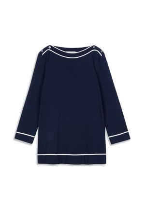 Tmavomodré tričko s dlhým rukávom a okrúhlym výstrihom, s bielymi akcentmi pozdĺž goliera a rukávov, a detailmi s gombíkmi na ramenách.