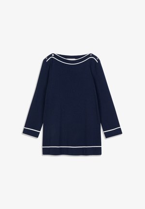 Tmavomodré tričko s dlhým rukávom a okrúhlym výstrihom, s bielymi akcentmi pozdĺž goliera a rukávov, a detailmi s gombíkmi na ramenách.