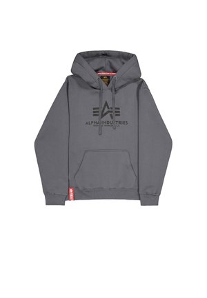 Pelēks kapucis, kas izgatavots no kokvilnas maisījuma, ar melnu logo uz priekšpuses, kenguru kabatu un ribinātām piedurknēm ar sarkanu birku akcentu.