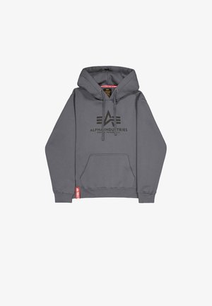 Siva kapuca iz mešanice bombaža, z črnim logotipom spredaj, kenguru žepom in rebrastimi manšetami z rdečim oznakarnim detajlom.