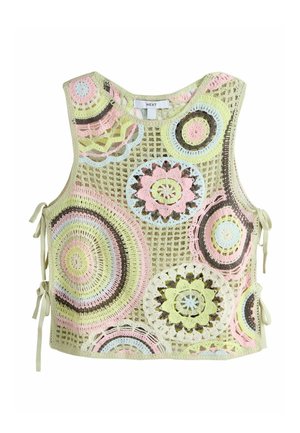 Háčkovaný top bez rukávov s pastelovými viacfarebnými kruhovými kvetinovými vzormi a bočnými šnúrkami na béžovom priehľadnom pozadí.