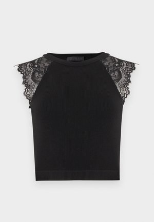 Haut noir sans manches en tissu côtelé avec manches courtes en dentelle florale et col ras du cou, portant l'étiquette GUESS à l'intérieur du col.