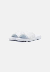 Nike Sportswear VICTORI ONE SLIDE PRINT - Šľapky - white/black