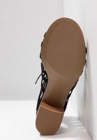 New Look Wide Fit Sandaalit nilkkaremmillä - black