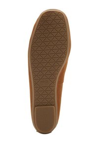 Semelle de chaussure en daim marron avec motif de traction en caoutchouc ; présente une forme arrondie et une légère élévation au talon. Nom de la marque "MNG" en relief.
