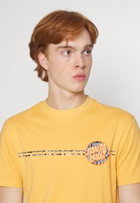 Santa Cruz FLIER DOT UNISEX - T-shirt estampada - straw