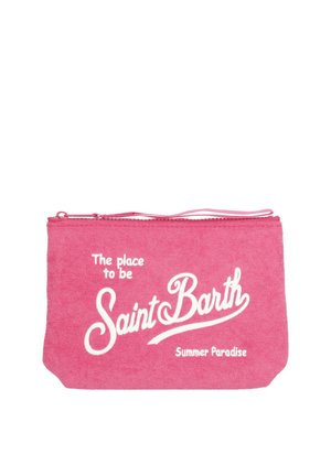 Pochette rosa con cerniera e cinturino da polso, con testo bianco "The place to be Saint Barth Summer Paradise" sul davanti.