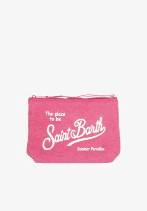 Pochette rosa con cerniera e cinturino da polso, con testo bianco "The place to be Saint Barth Summer Paradise" sul davanti.