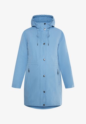 Giacca a vento azzurro chiaro con cappuccio, dotata di chiusura con zip e bottoni a pressione, tasche laterali, cappuccio con coulisse e un orlo posteriore leggermente più lungo.