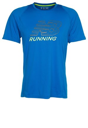 Niebieska koszulka do biegania z krótkim rękawem z logo "NB RUNNING" w neonowo zielonym i szarym na przodzie oraz okrągłym dekoltem z neonowym obszyciem.