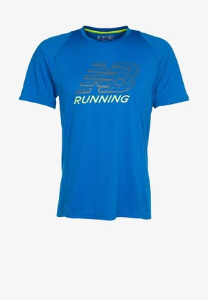 Camiseta de running azul de manga corta con un logotipo "NB RUNNING" en verde neón y gris en la parte delantera y un cuello redondo con ribete neón.