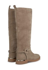 Botas de gamuza hasta la rodilla en color topo con una textura suave, que presentan un detalle de tira anudada y herrajes plateados en el tacón.