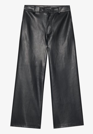 Zwarte leren wijde broek met een gladde textuur, riemlussen en een ritssluiting aan de voorkant. Heeft een losse pasvorm en nette stikseldetails.