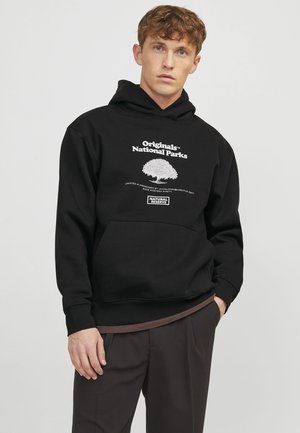Schwarzer Kapuzenpullover mit einem Baum-Graphic und dem Text "Originals National Parks". Baumwollmischung, Kängurutasche, gerippte Bündchen.