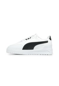 Sneaker bianche con accenti neri, caratterizzate da una tomaia sintetica liscia, punta rotonda e pannello laterale texturizzato. Lacci piatti e suola in gomma.
