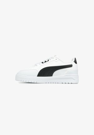 Sneaker bianche con accenti neri, caratterizzate da una tomaia sintetica liscia, punta rotonda e pannello laterale texturizzato. Lacci piatti e suola in gomma.