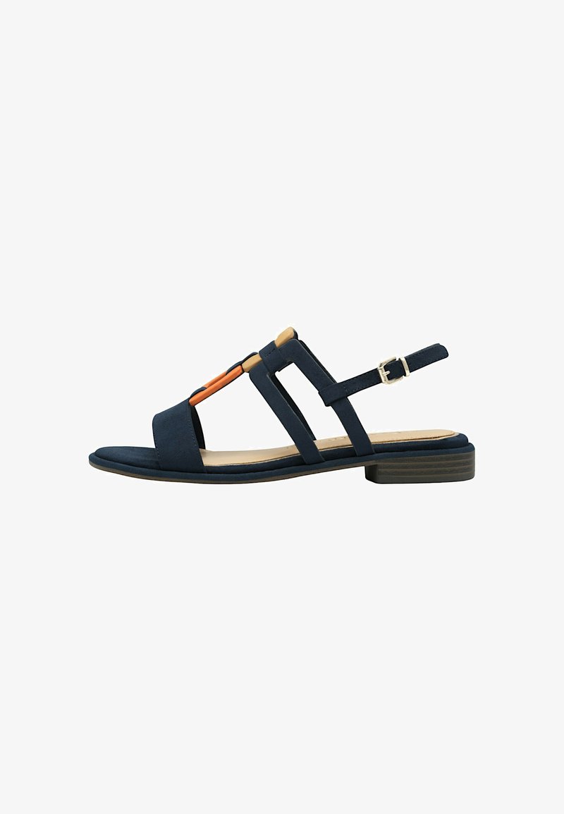 Sandale bleu marine avec une texture en daim, bout ouvert, plusieurs lanières et un accent orange. Boucle réglable sur la lanière de cheville, talon bas.