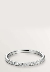 Anillo de plata con una banda lisa, que presenta una fila de diamantes redondos y brillantes engastados en un canal a lo largo del borde frontal.