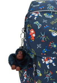 Rucksack aus navyblauem Stoff mit bunten, raumthematischen Drucken. Verfügt über einen flauschigen Gorilla-Schlüsselanhänger, der für zusätzlichen Detailreichtum sorgt.