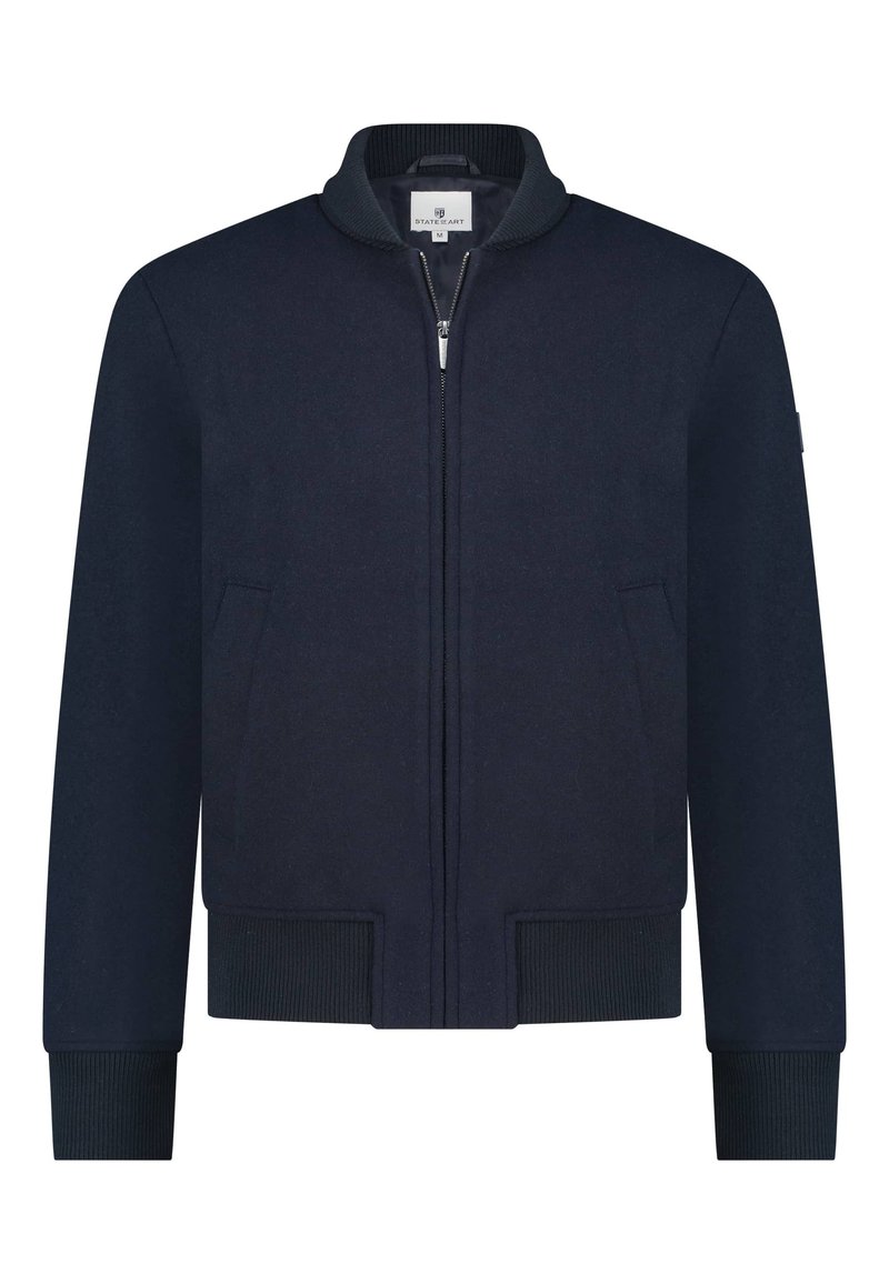 Giubbotto bomber blu scuro con zip frontale, colletto e polsini a costine, tasche laterali e una superficie in tessuto liscia.