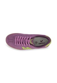 Sneaker in suede viola con accenti verde, punta tonda, lacci texturizzati e soletta imbottita. Caratterizzato dal marchio "KAPORAL" e dall'etichetta della taglia.
