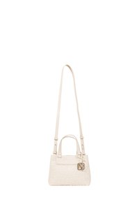Borsa a mano in pelle bianca con design del logo inciso, manici corti e una lunga tracolla regolabile. Presenta un accento in metallo argentato.