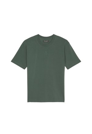 Dunkelgrünes Baumwoll-T-Shirt mit rundem Halsausschnitt und kurzen Ärmeln. Mit einem dezenten hellblauen Logo "M OP" auf der Brust. Glatte Textur.
